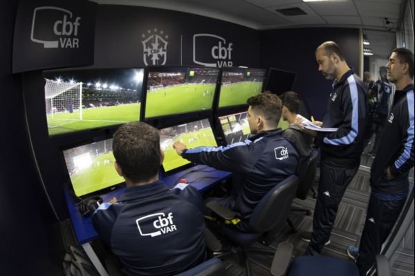 O que é o VAR e como funciona no futebol?