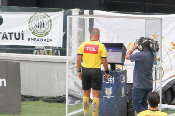 O que é o VAR e como funciona no futebol?