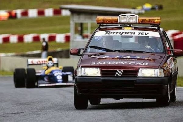 O que é o safety car na F1 e como funciona? Guia completo 1 O que é o safety car na F1 e como funciona?